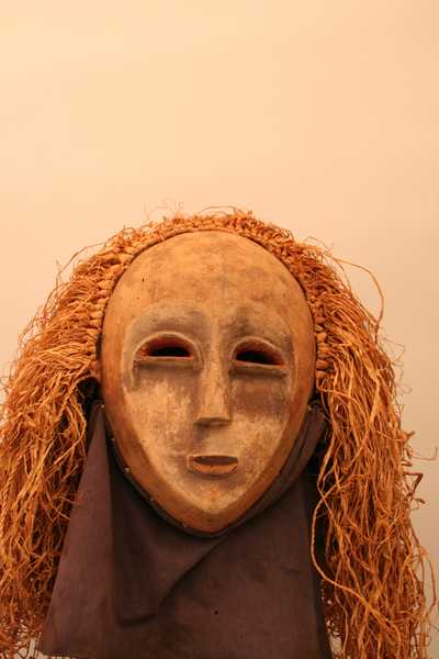 Kwese(masque), d`afrique : Rép.démoncratique du Congo., statuette Kwese(masque), masque ancien africain Kwese(masque), art du Rép.démoncratique du Congo. - Art Africain, collection privées Belgique. Statue africaine de la tribu des Kwese(masque), provenant du Rép.démoncratique du Congo., 1205/4470 Masque Kwese H.21cm.,en polychrome
 Ils ont le visage en forme de coeur et utilisent souvent la couleur orange.Ils ont des demi-yeux à moitié fermés.Les masques donnent un sentiment de douceur,de repos, que l